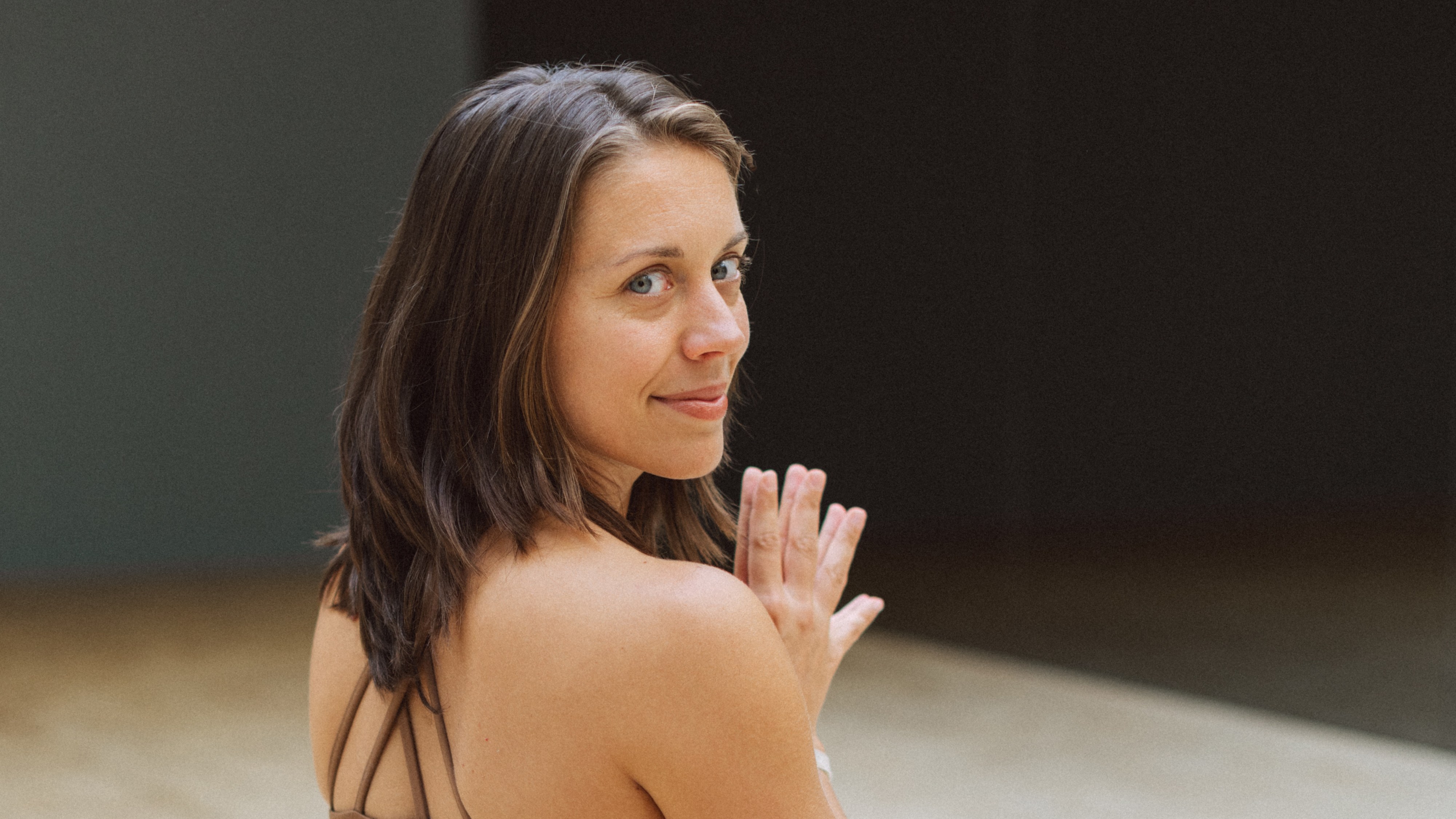 Alice Molardi en posture de yoga