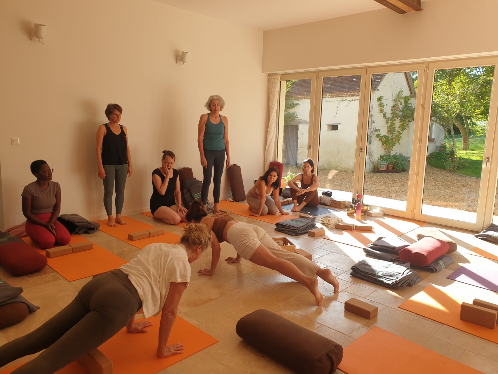 Pratique collective pendant une retraite de yoga